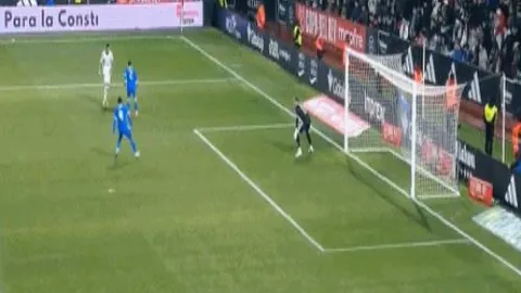 博格巴与曼联续约5年，签下价值1.04亿英镑的超级合同。